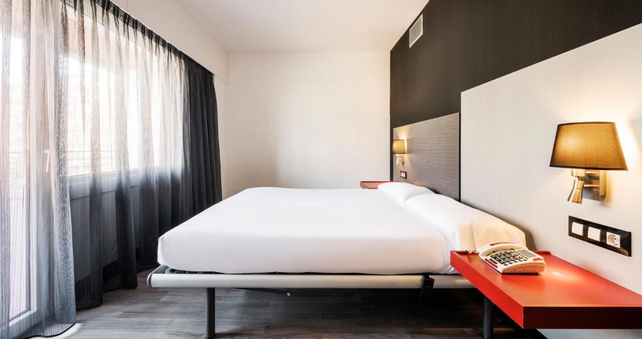 อิลูนิออน โรมาเรดา โฮเต็ล Hotel ซาราโกซา ภายนอก รูปภาพ