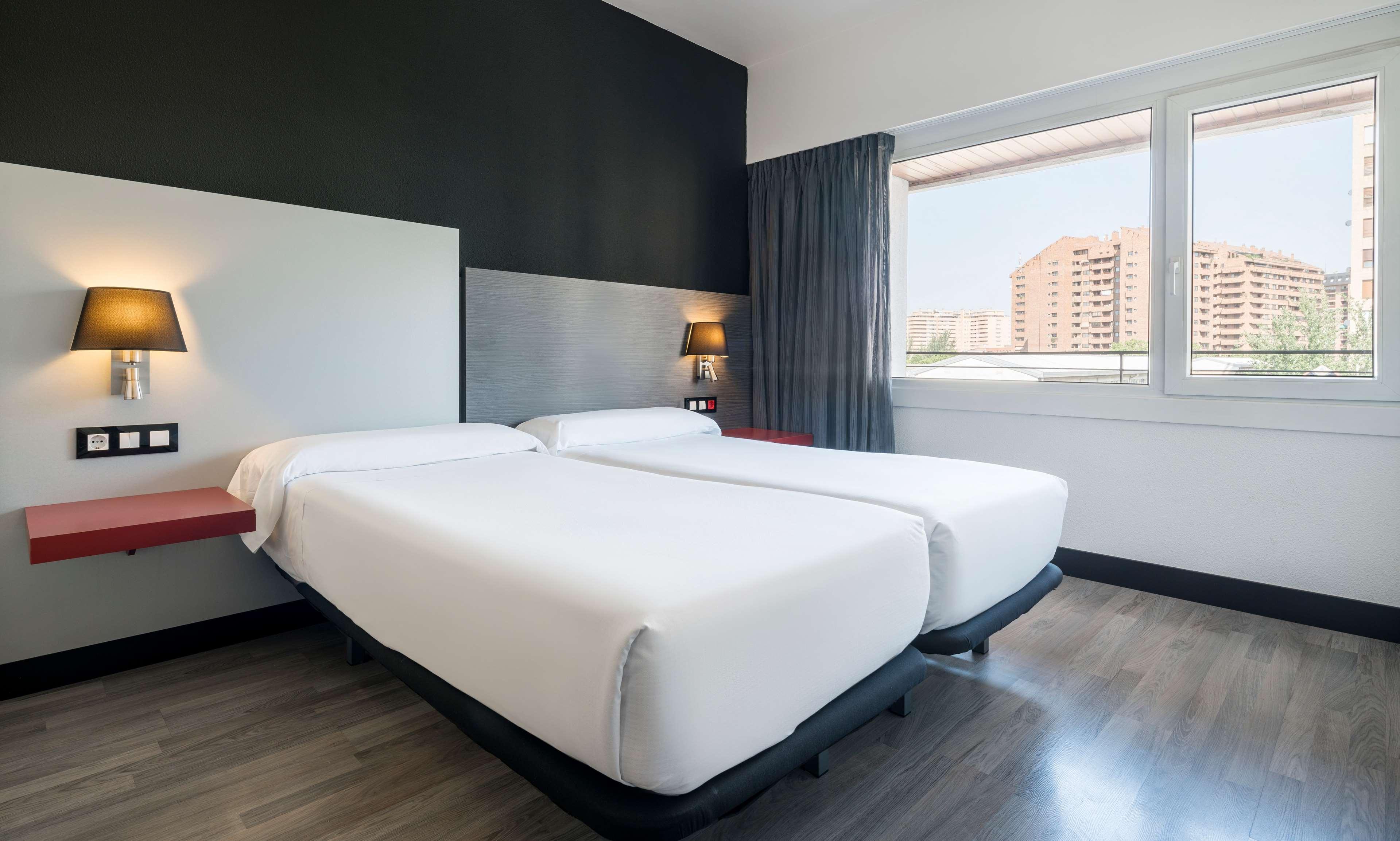 อิลูนิออน โรมาเรดา โฮเต็ล Hotel ซาราโกซา ภายนอก รูปภาพ