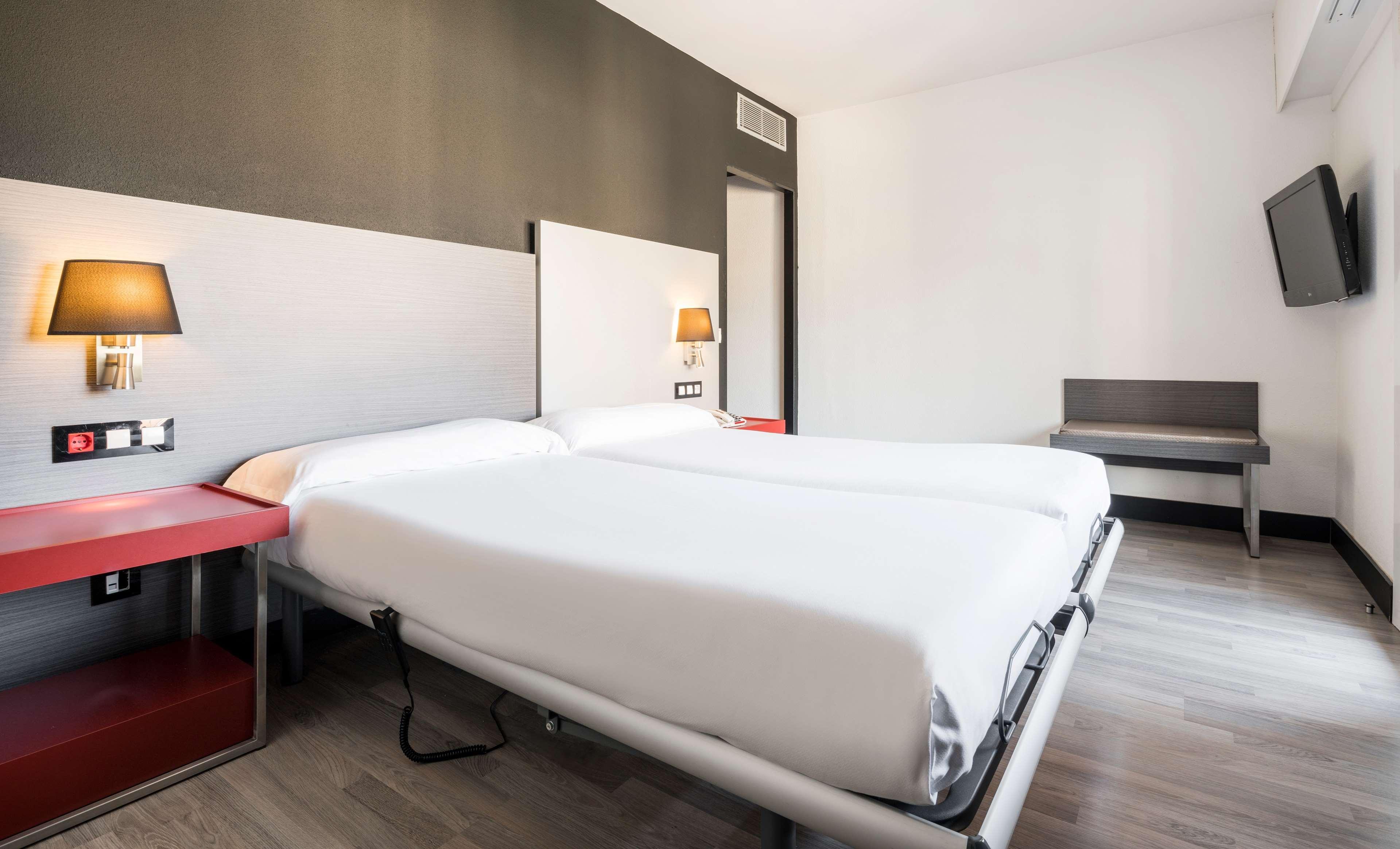 อิลูนิออน โรมาเรดา โฮเต็ล Hotel ซาราโกซา ภายนอก รูปภาพ