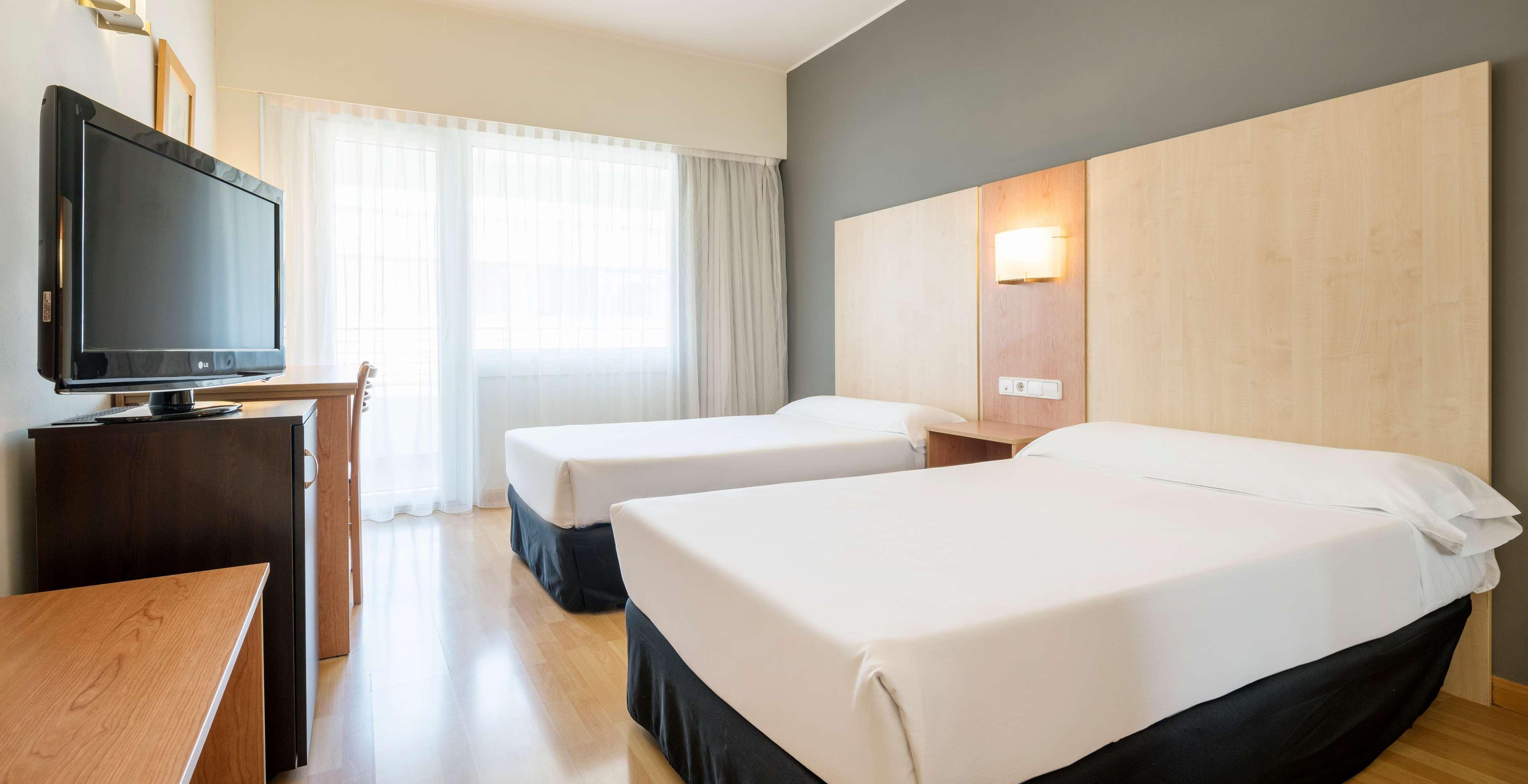 อิลูนิออน โรมาเรดา โฮเต็ล Hotel ซาราโกซา ภายนอก รูปภาพ