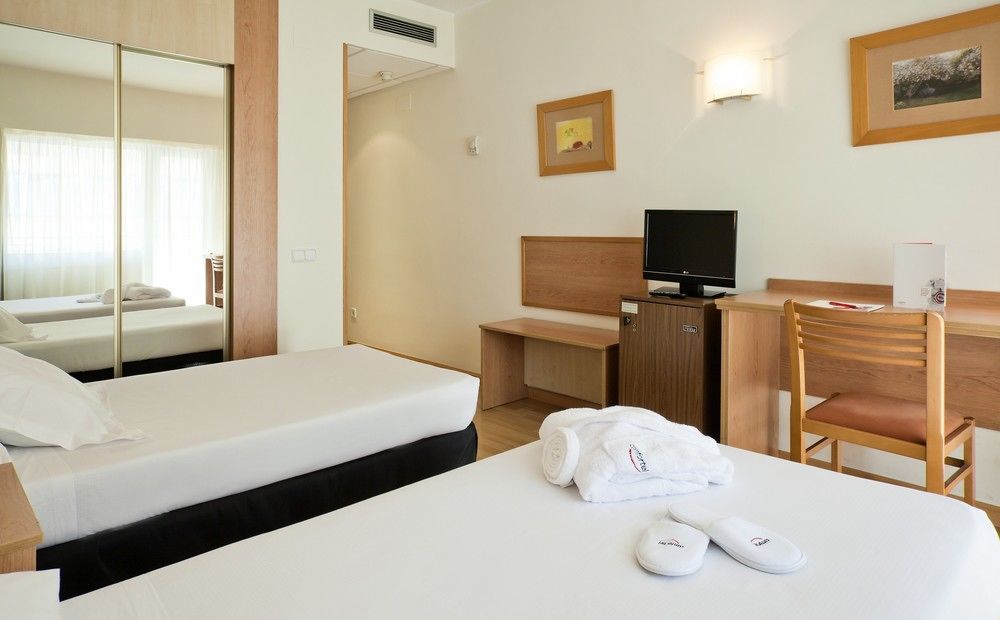 อิลูนิออน โรมาเรดา โฮเต็ล Hotel ซาราโกซา ภายนอก รูปภาพ